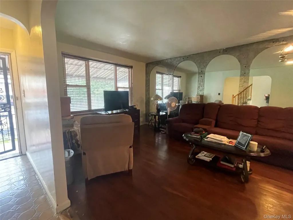 1037 E 214th Street Bronx NY 10469