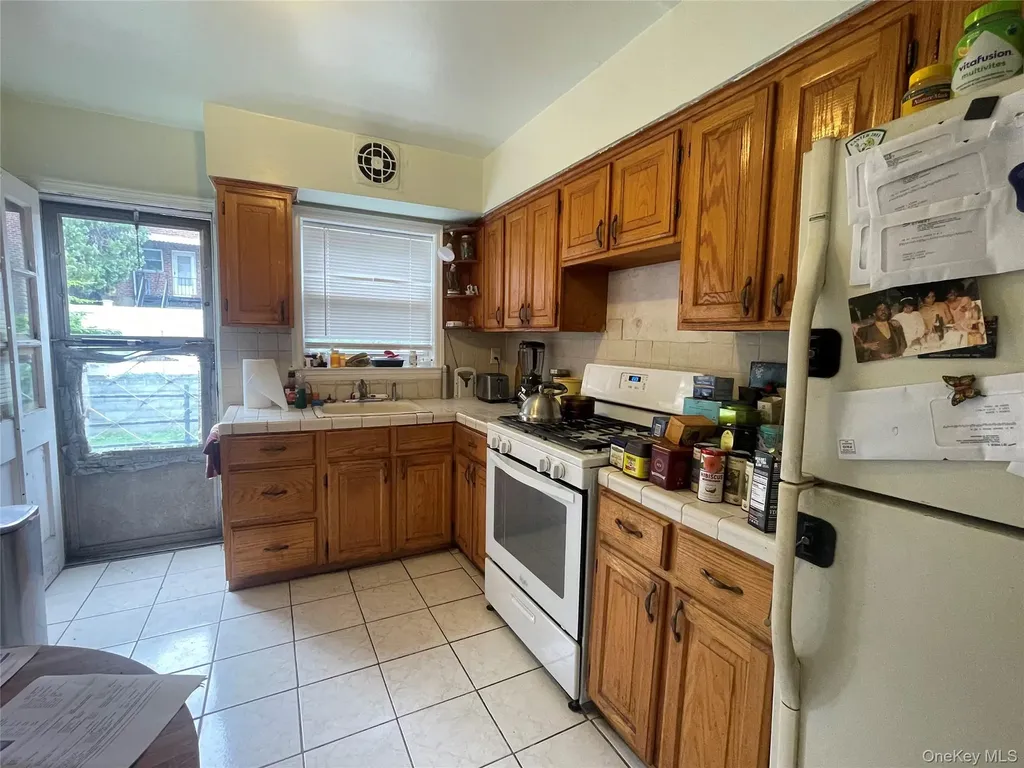 1037 E 214th Street Bronx NY 10469