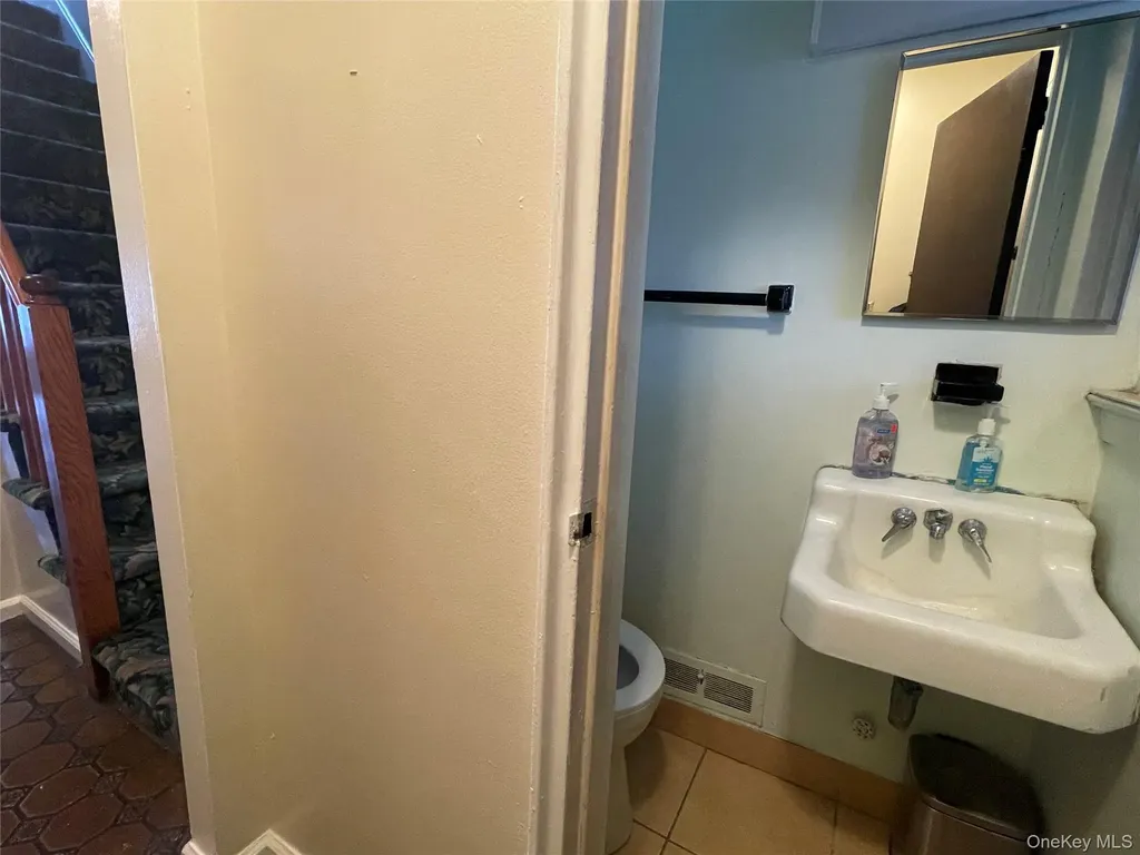 1037 E 214th Street Bronx NY 10469