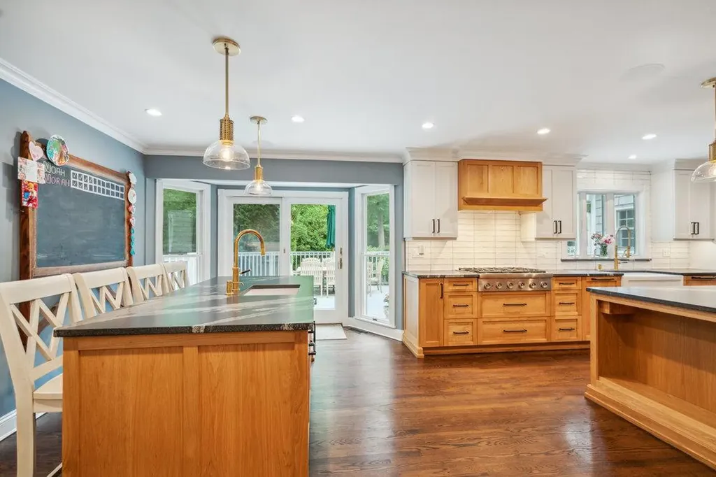 2 Broad Path Lloyd Harbor NY 11743