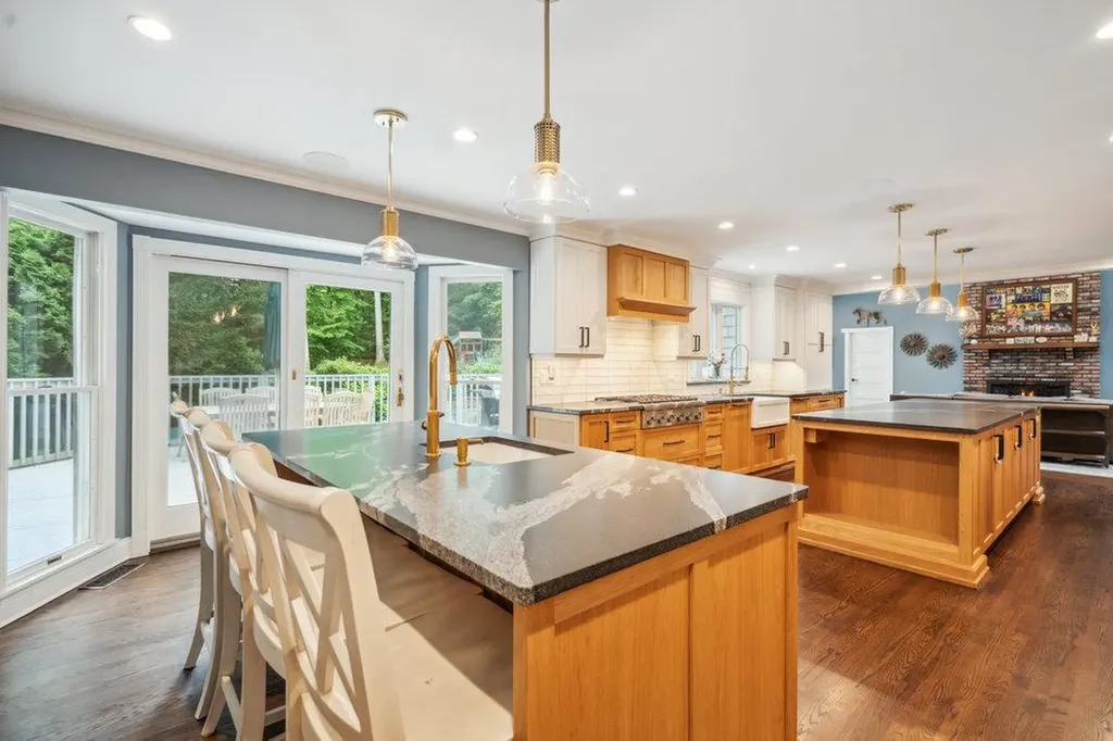 2 Broad Path Lloyd Harbor NY 11743
