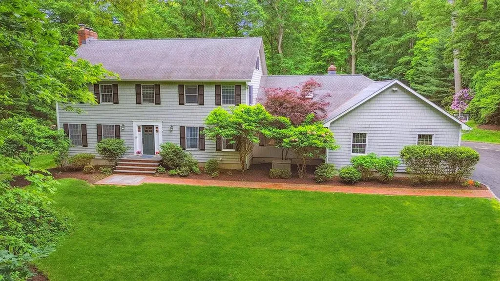 2 Broad Path Lloyd Harbor NY 11743