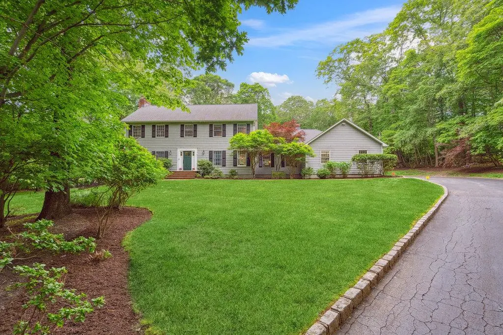 2 Broad Path Lloyd Harbor NY 11743