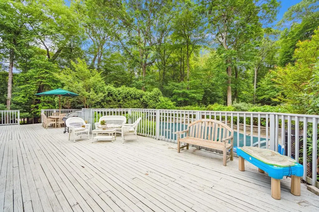 2 Broad Path Lloyd Harbor NY 11743
