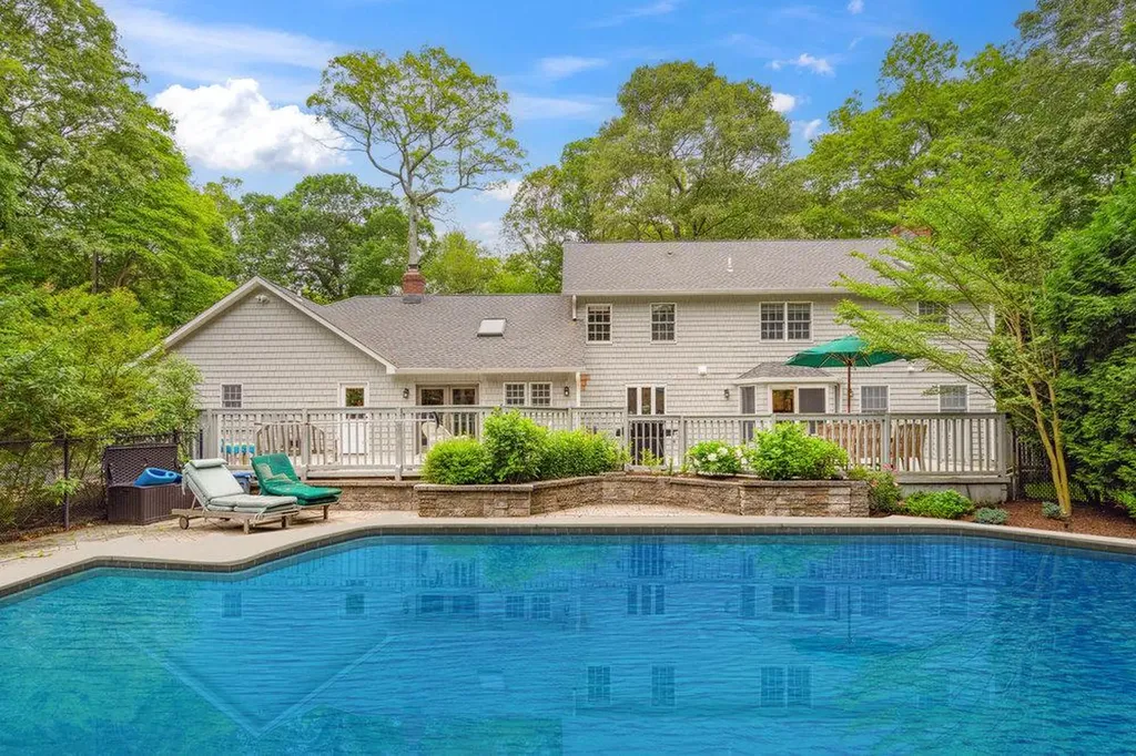2 Broad Path Lloyd Harbor NY 11743