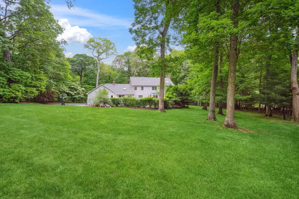 2 Broad Path Lloyd Harbor NY 11743