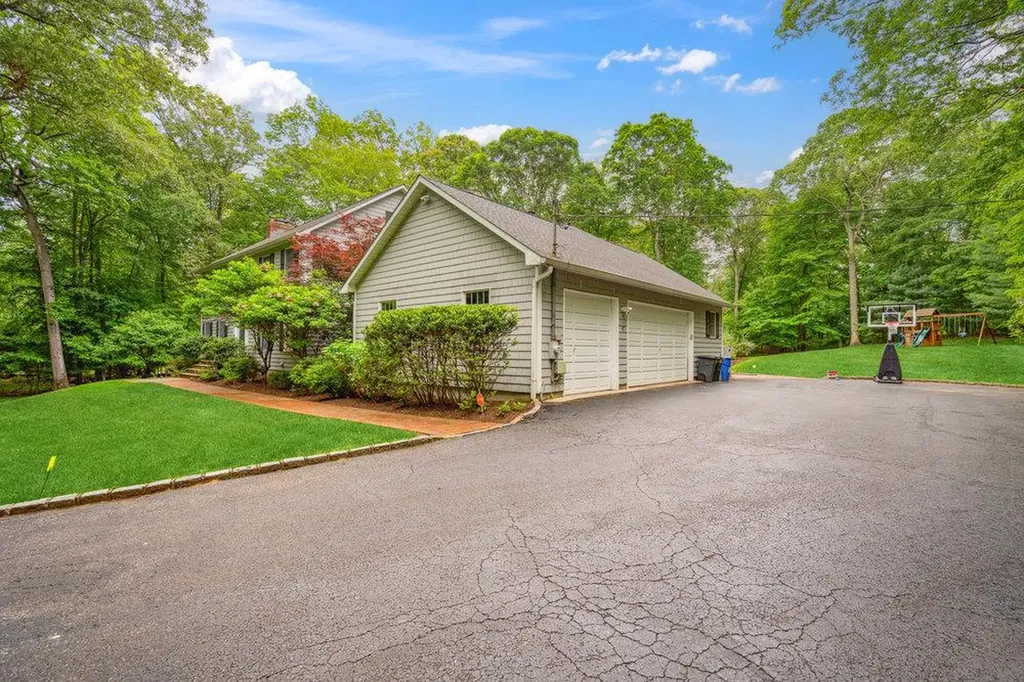 2 Broad Path Lloyd Harbor NY 11743