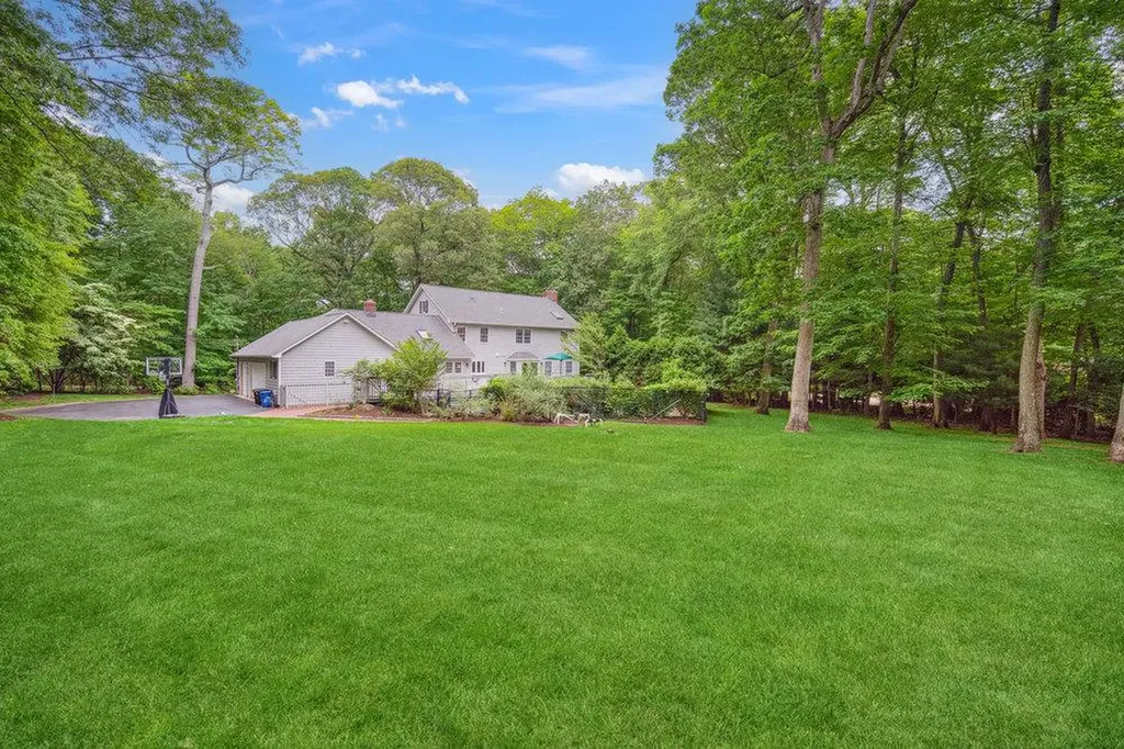 2 Broad Path Lloyd Harbor NY 11743