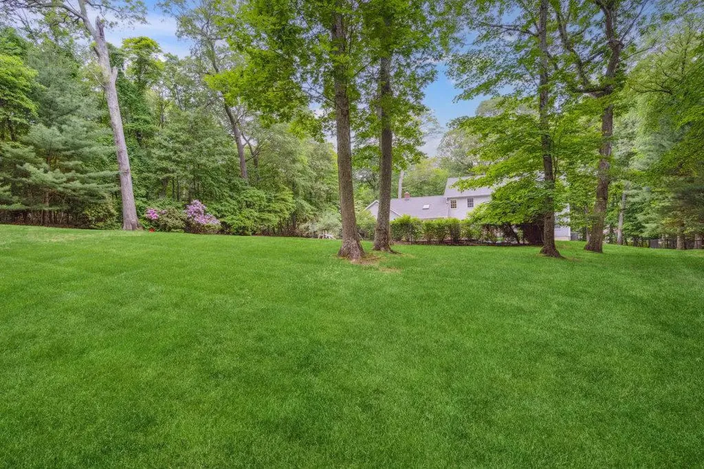 2 Broad Path Lloyd Harbor NY 11743