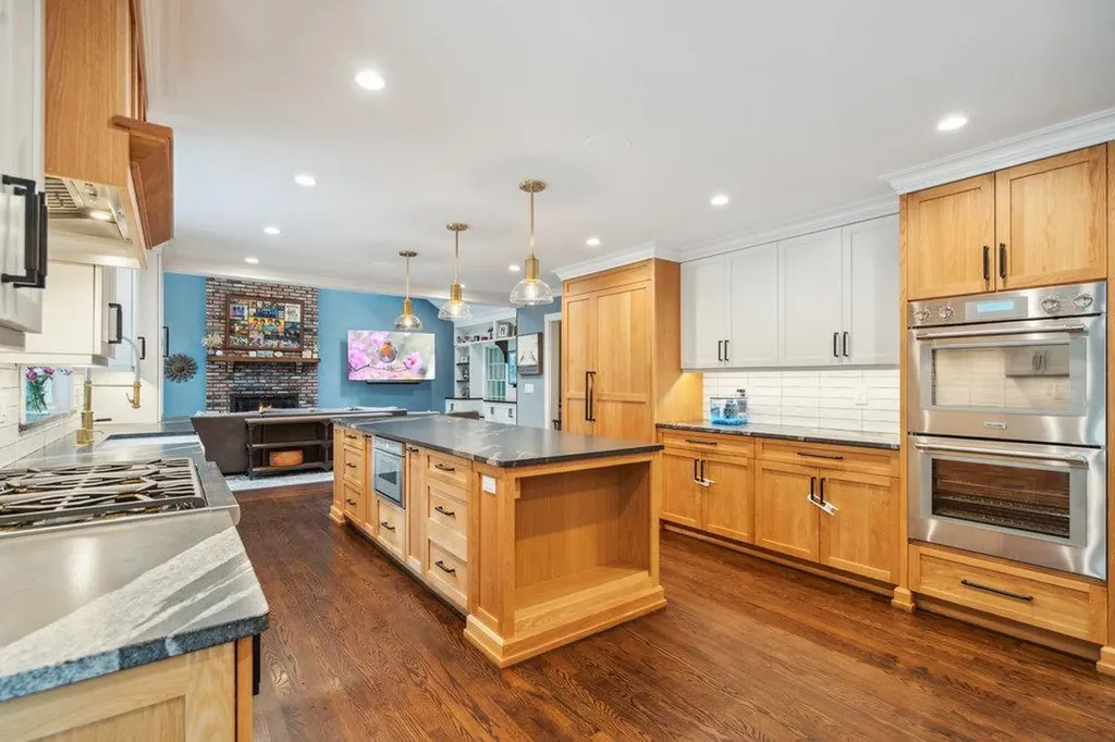 2 Broad Path Lloyd Harbor NY 11743
