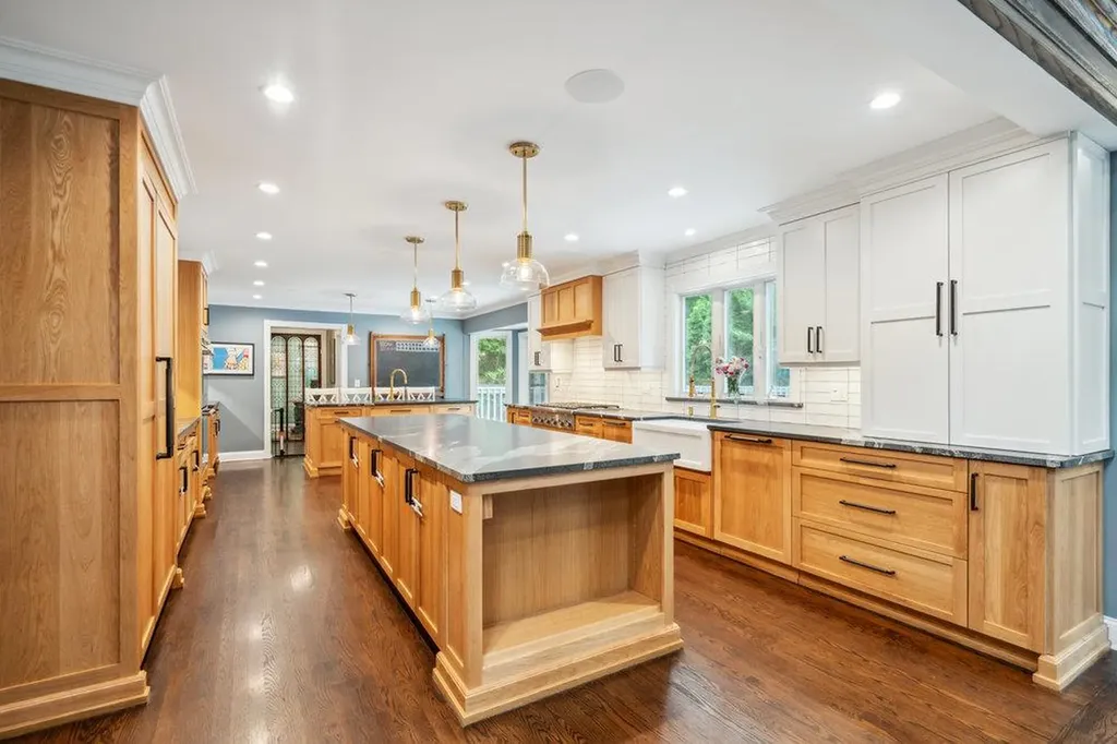 2 Broad Path Lloyd Harbor NY 11743
