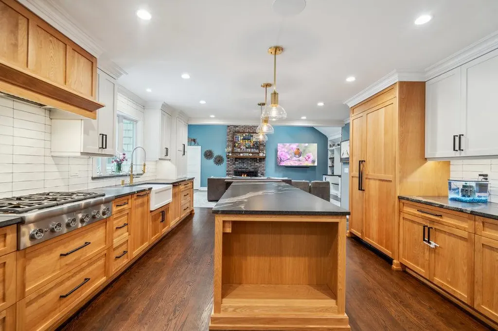 2 Broad Path Lloyd Harbor NY 11743