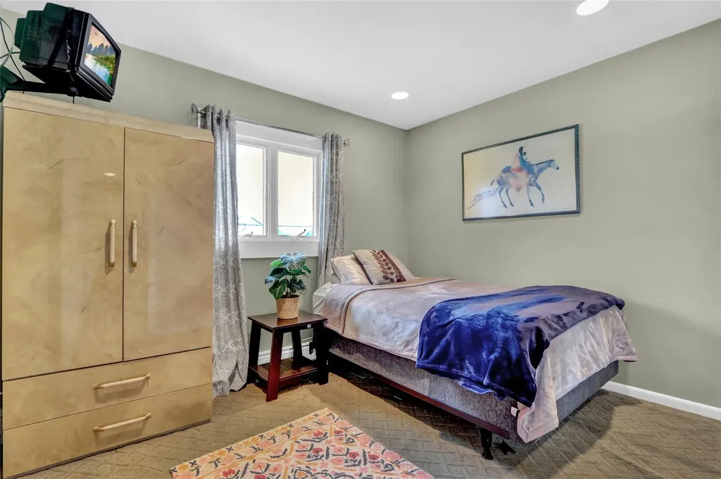 26 Bayview Avenue Babylon NY 11702