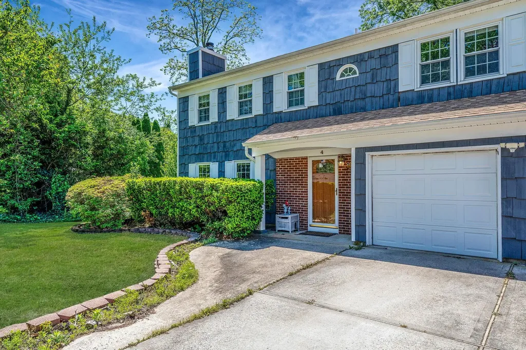 4 Hillcrest Lane Ridge NY 11961