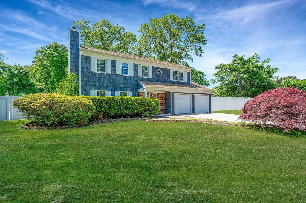 4 Hillcrest Lane Ridge NY 11961