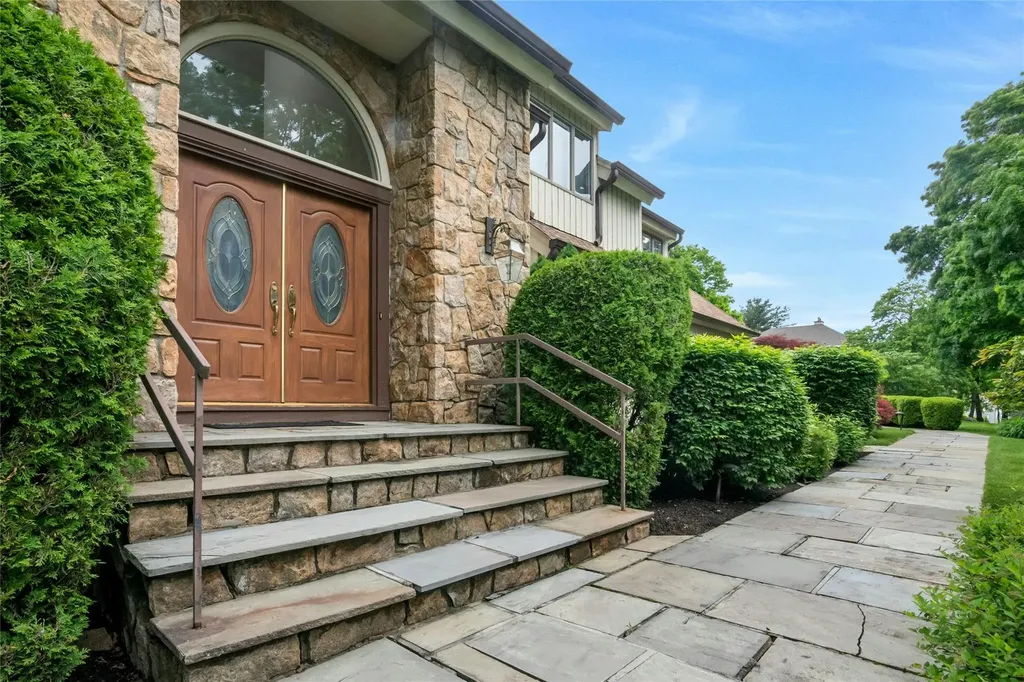 19 Trapping Way Pleasantville NY 10570