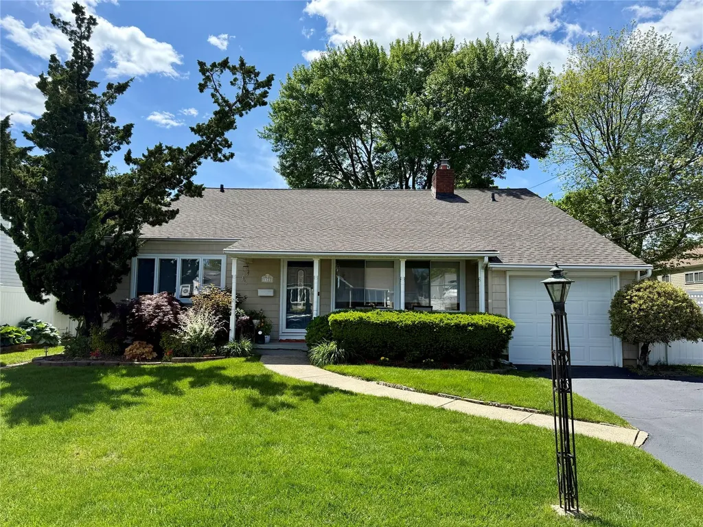 1122 Olive Place North Bellmore NY 11710