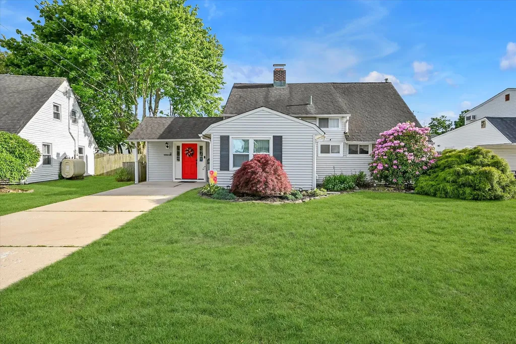 12 Spoke Lane Levittown NY 11756