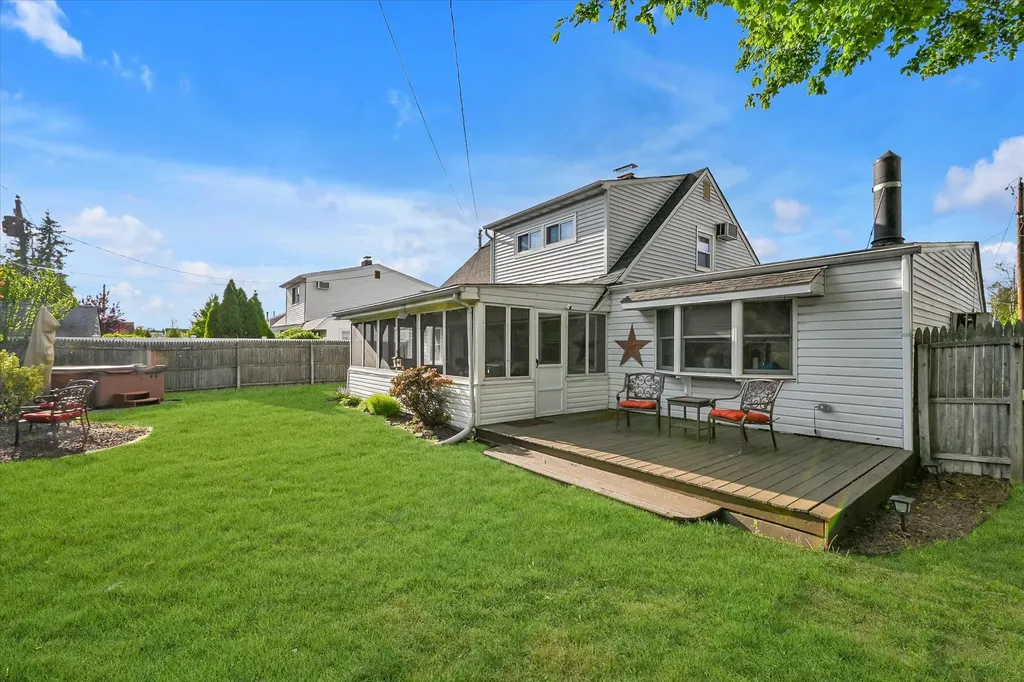 12 Spoke Lane Levittown NY 11756