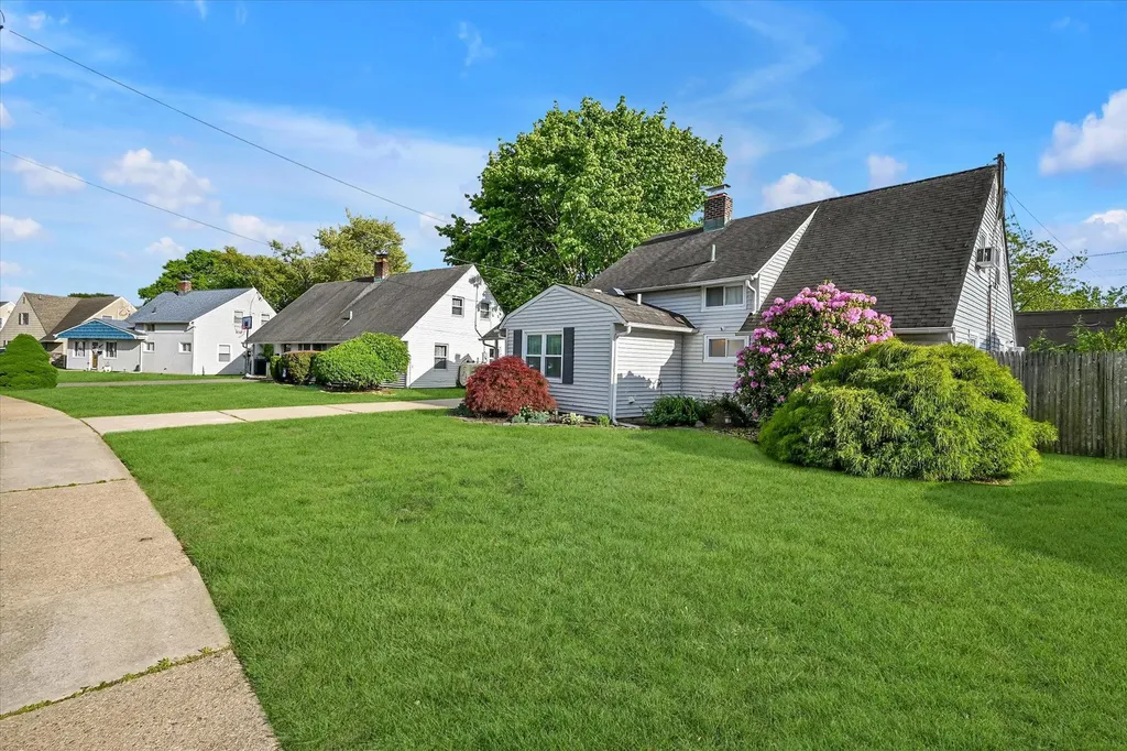 12 Spoke Lane Levittown NY 11756