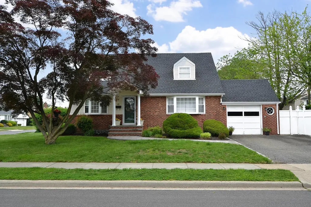 85 Manor Street Plainview NY 11803