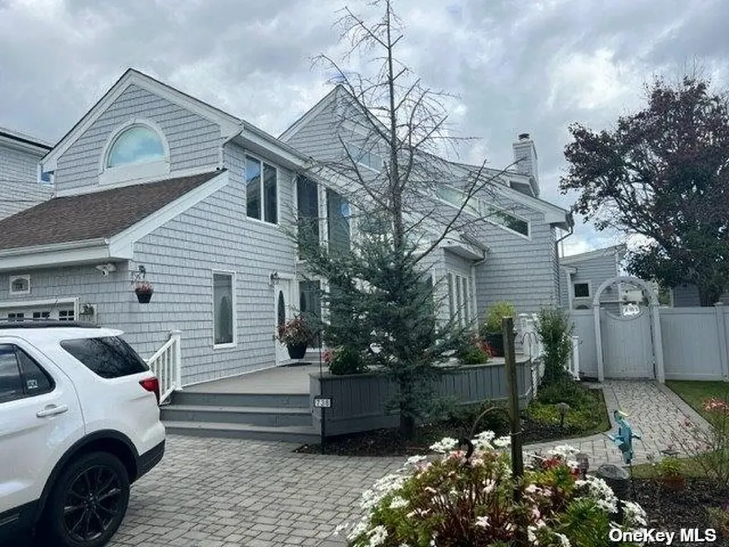 738 Shore Walk Lindenhurst NY 11757