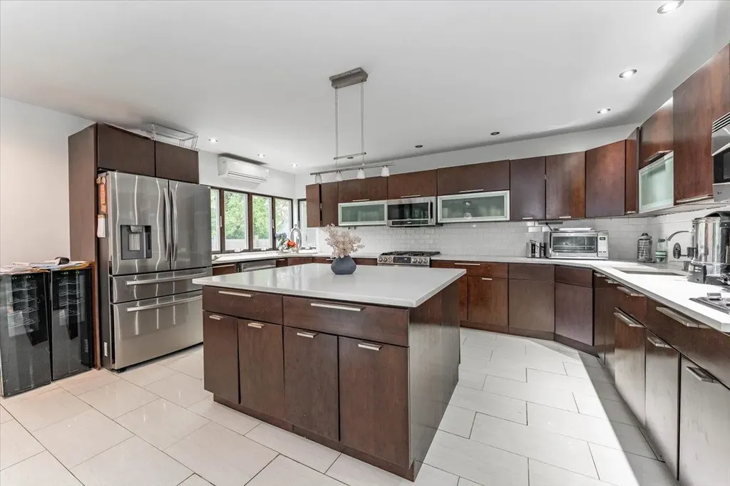 536 Oxford Road Cedarhurst NY 11516