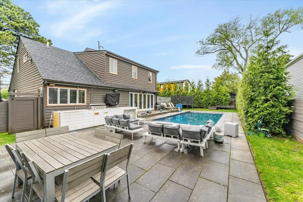 536 Oxford Road Cedarhurst NY 11516