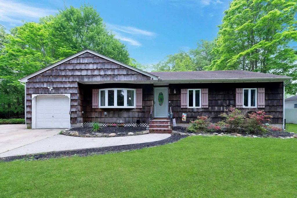 522 Starlight Drive Shirley NY 11967