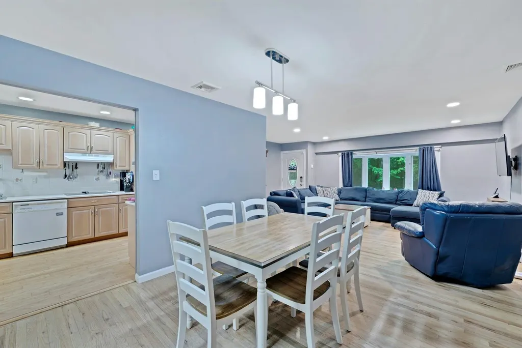 522 Starlight Drive Shirley NY 11967