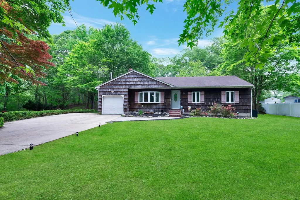 522 Starlight Drive Shirley NY 11967