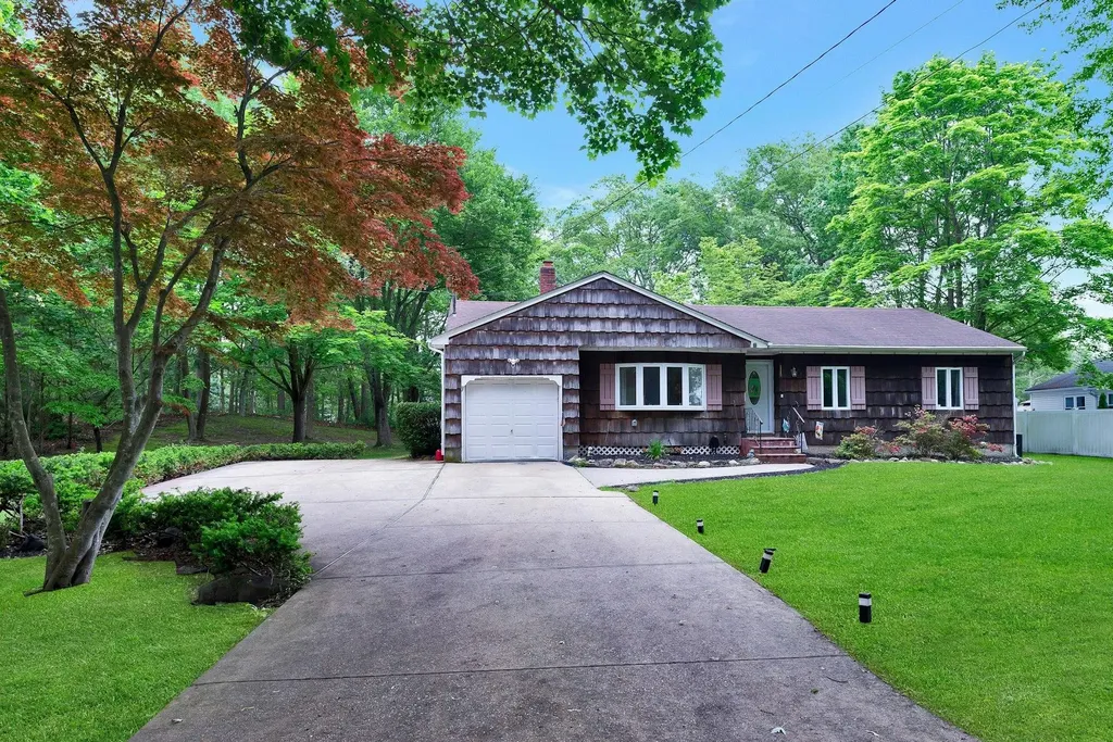 522 Starlight Drive Shirley NY 11967