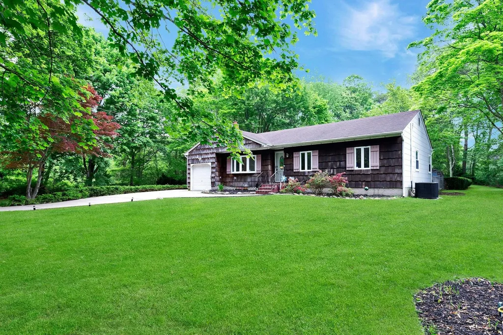 522 Starlight Drive Shirley NY 11967