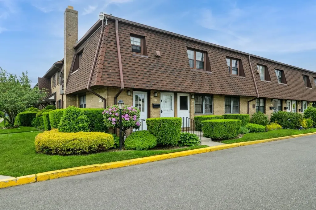 240 Mariners Way Copiague NY 11726