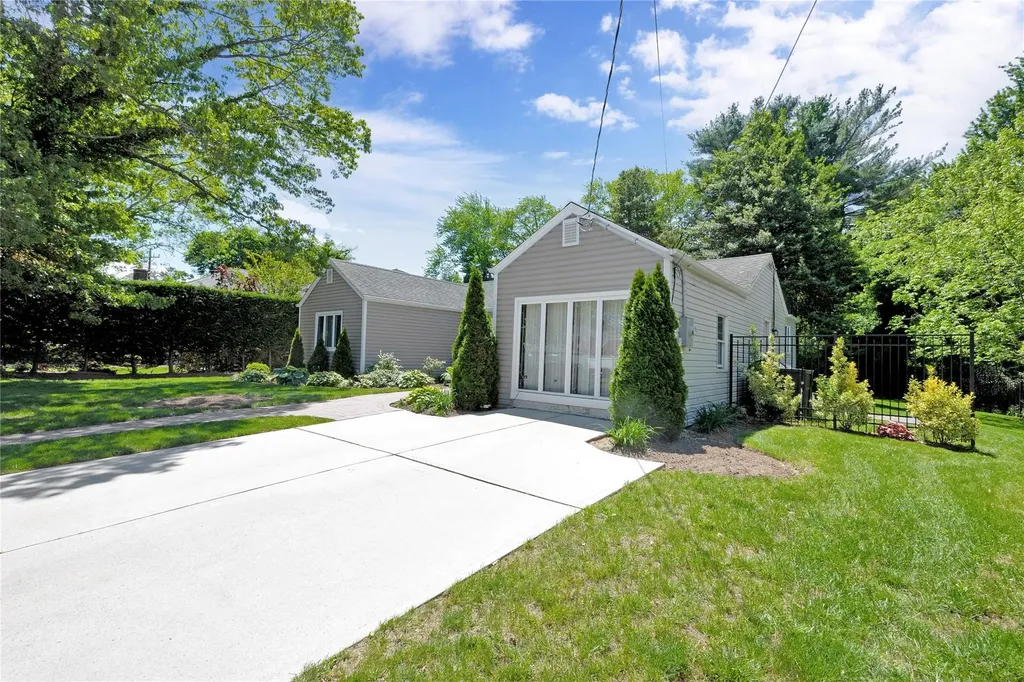 15 W Forest Avenue Freeport NY 11520