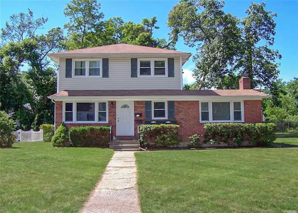 22 Warner Lane Ronkonkoma NY 11779