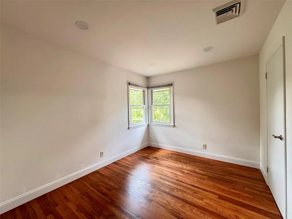 22 Warner Lane Ronkonkoma NY 11779