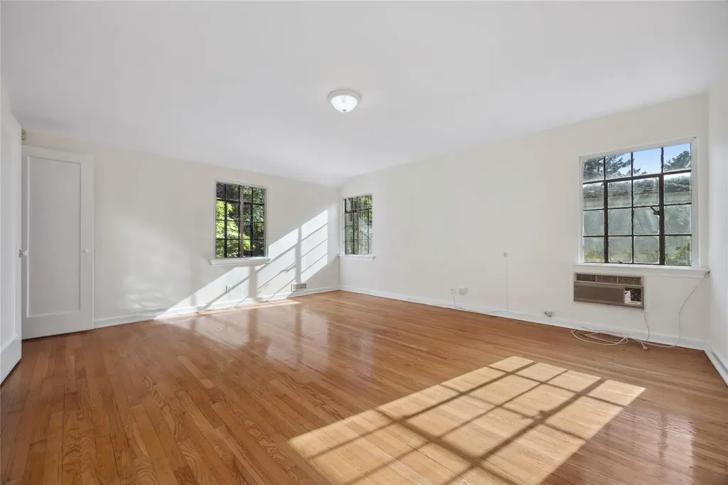 119 Knickerbocker Road Manhasset NY 11030