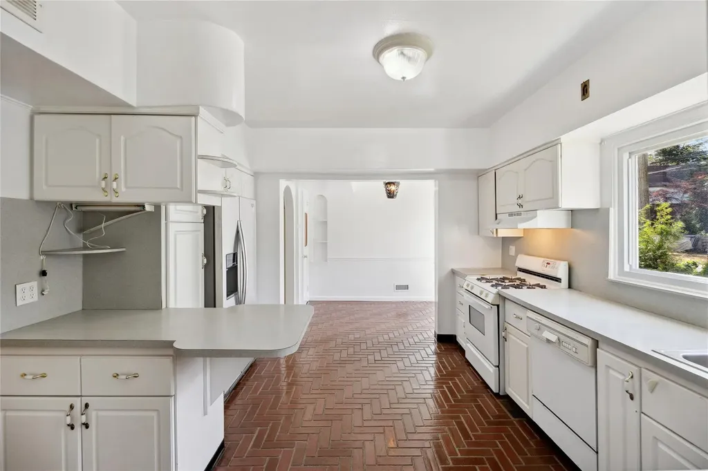 119 Knickerbocker Road Manhasset NY 11030