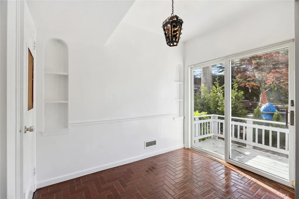 119 Knickerbocker Road Manhasset NY 11030