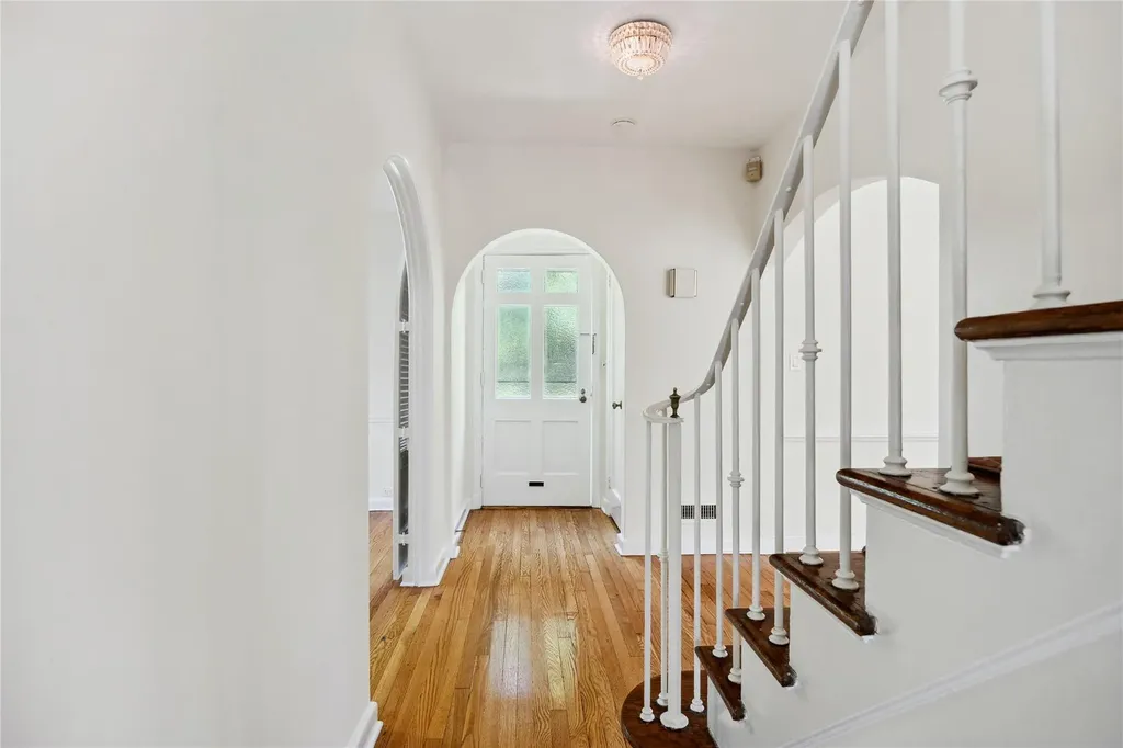119 Knickerbocker Road Manhasset NY 11030