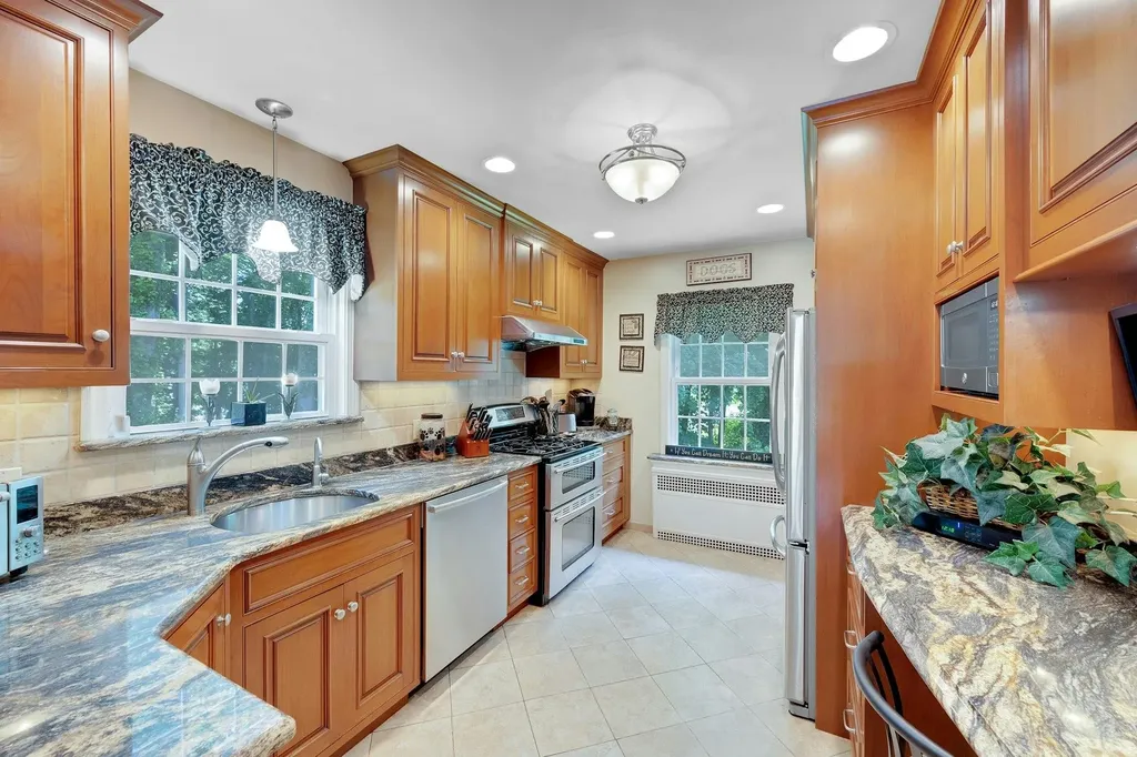 76 Parkview Drive Bronxville NY 10708