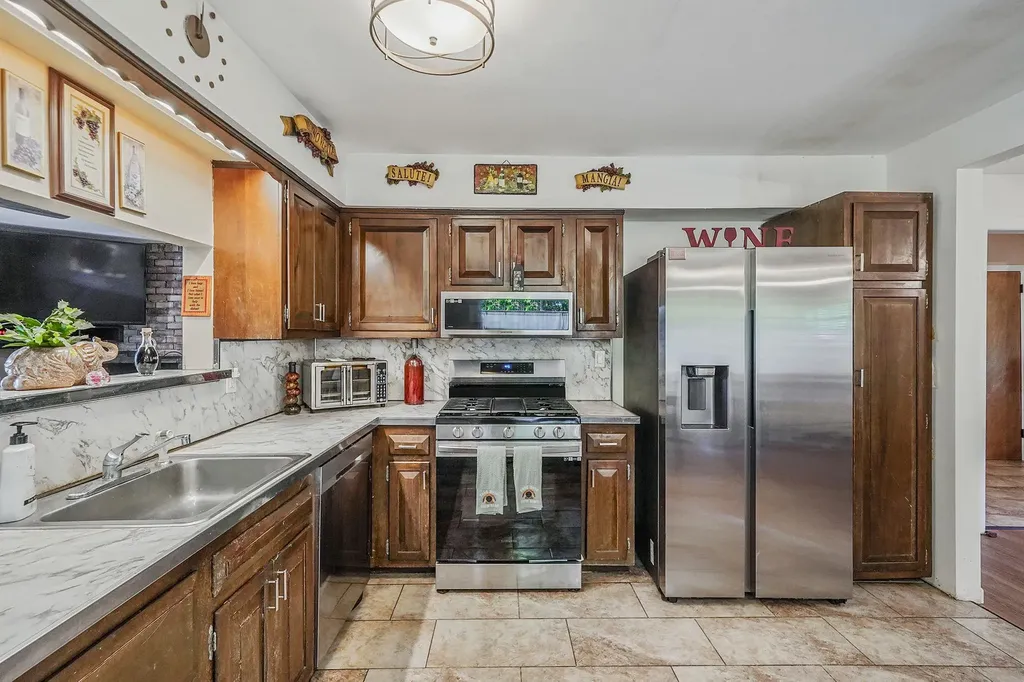 40 Monroe Avenue Brentwood NY 11717