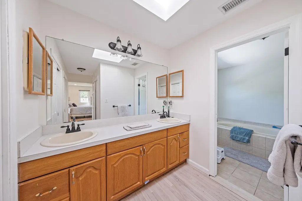 20 Vineyard Way Mount Sinai NY 11766