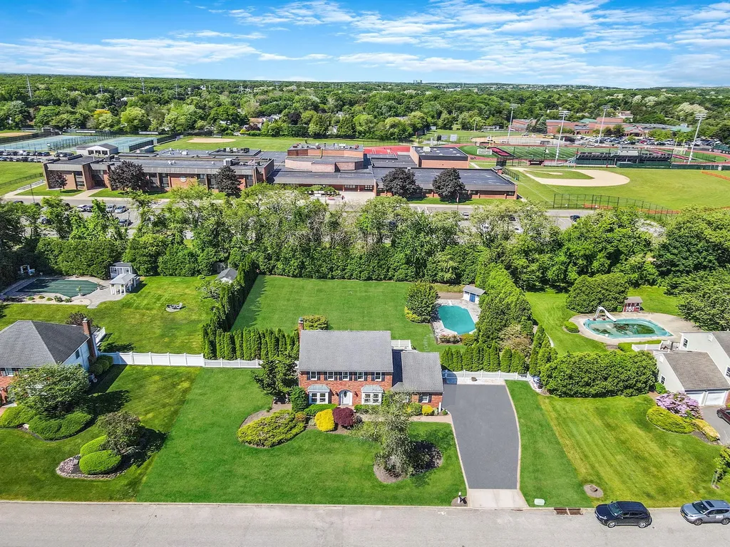 20 Vineyard Way Mount Sinai NY 11766