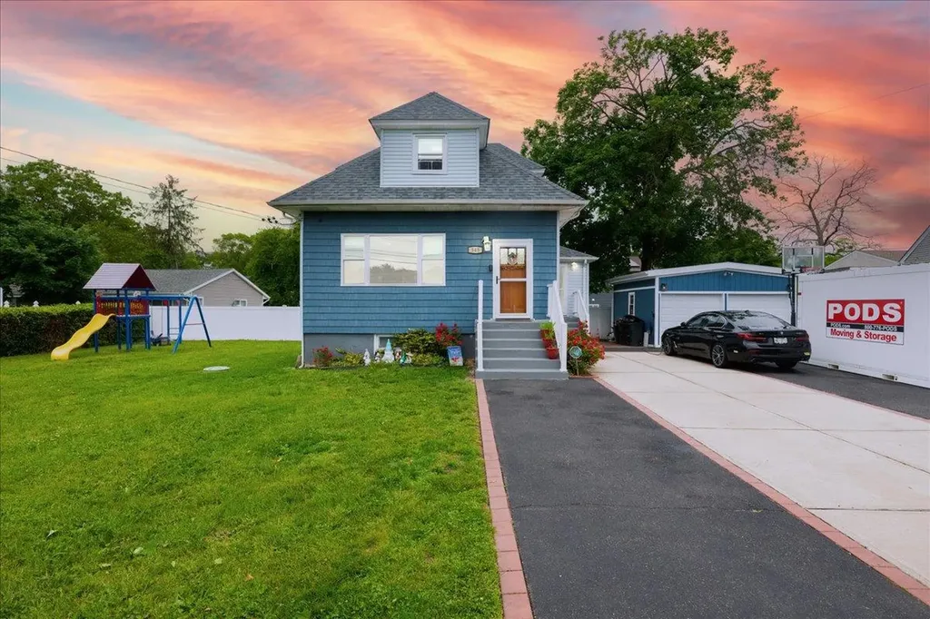 545 Mount Avenue West Babylon NY 11704