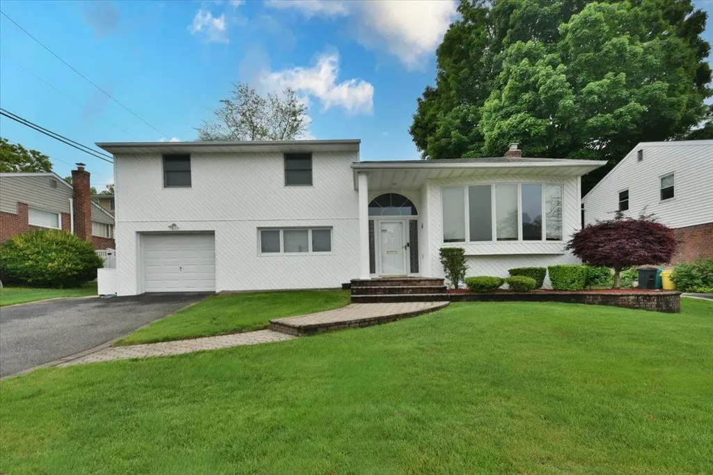 10 Linda Lane Plainview NY 11803