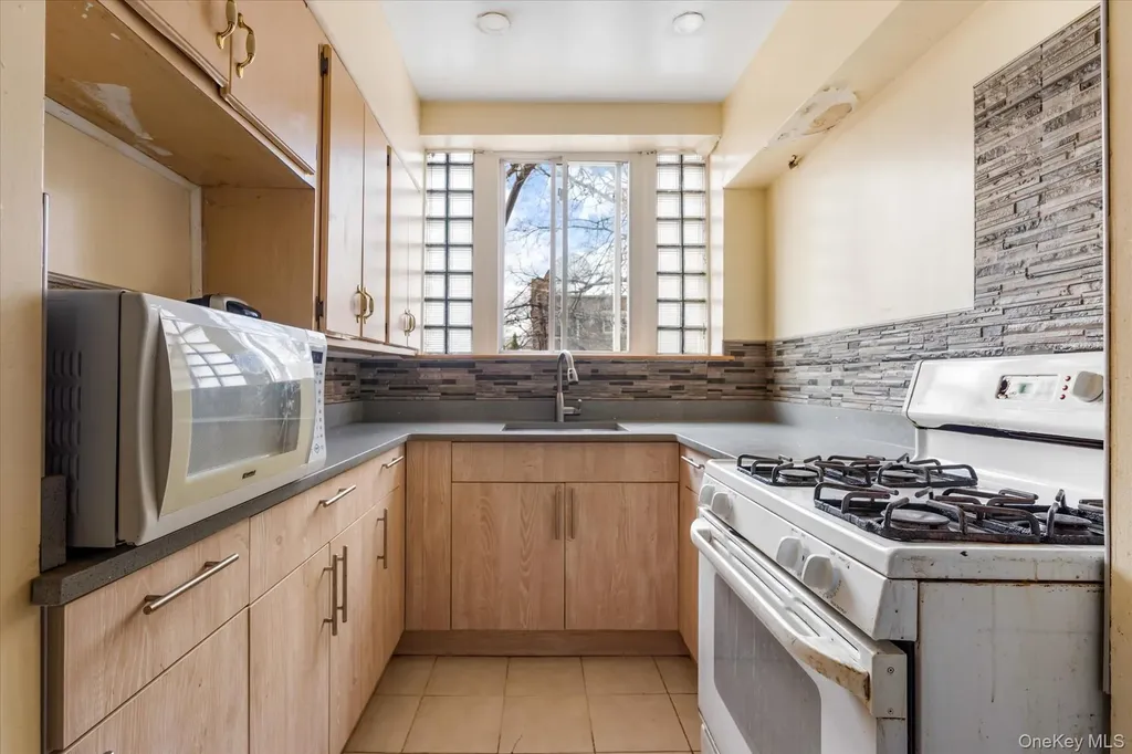712 E 40th Street Brooklyn NY 11210