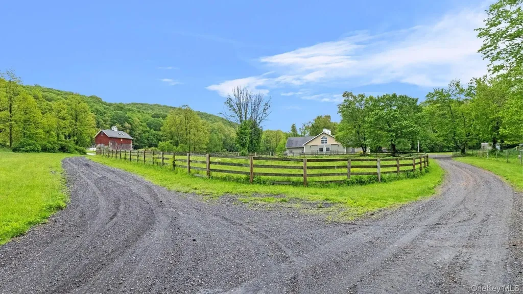 42 Blackstone Ridge Holmes NY 12531