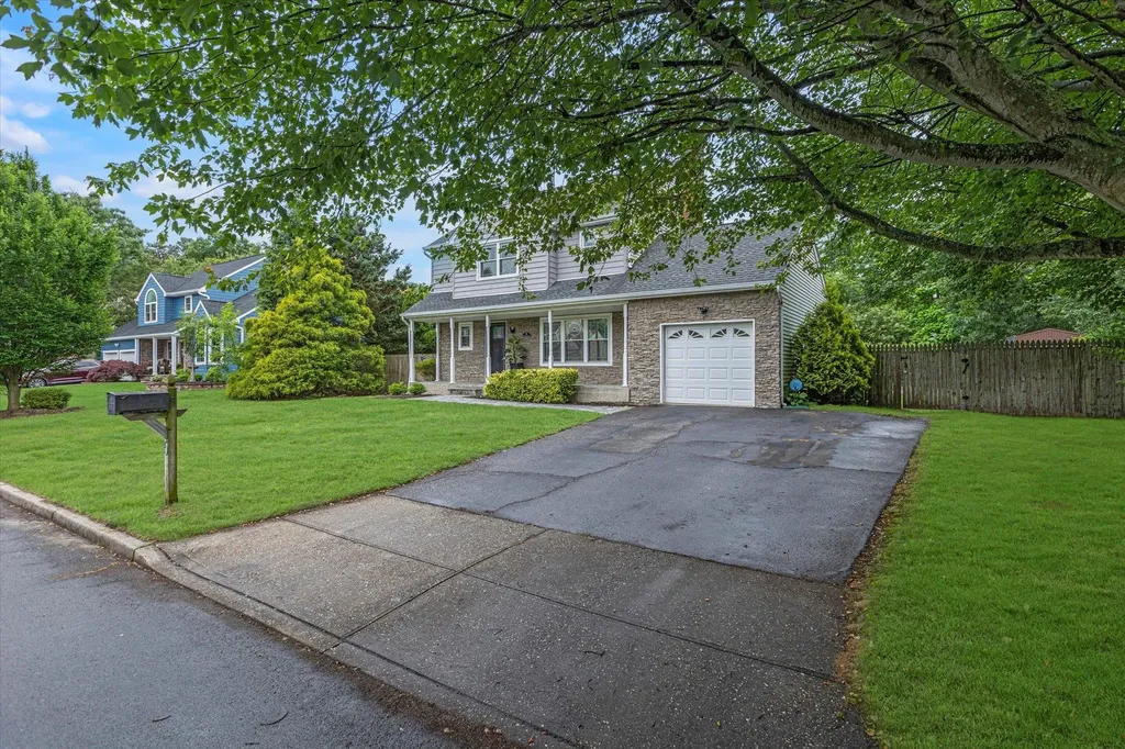 5 Michelle Lane Selden NY 11784